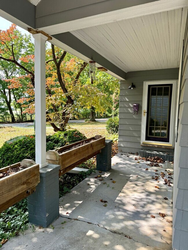 Building Photo - Quaint Cottage steps Away From VT Campus