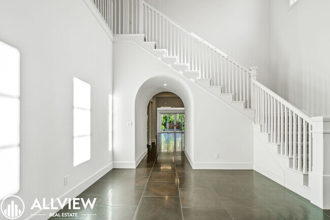 Building Photo - Luxurious and Rare 5 Bed 5.5 Bath Located ...