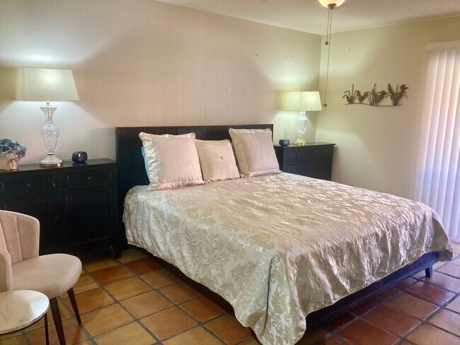 Building Photo - 4303 E Cactus Rd