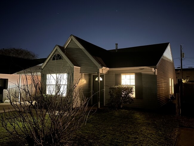 Building Photo - 4203 Savannah Cir