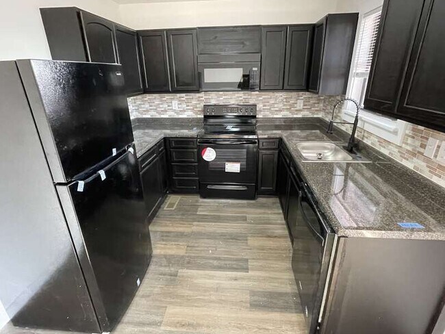 Building Photo - 1642 Hillwood Dr