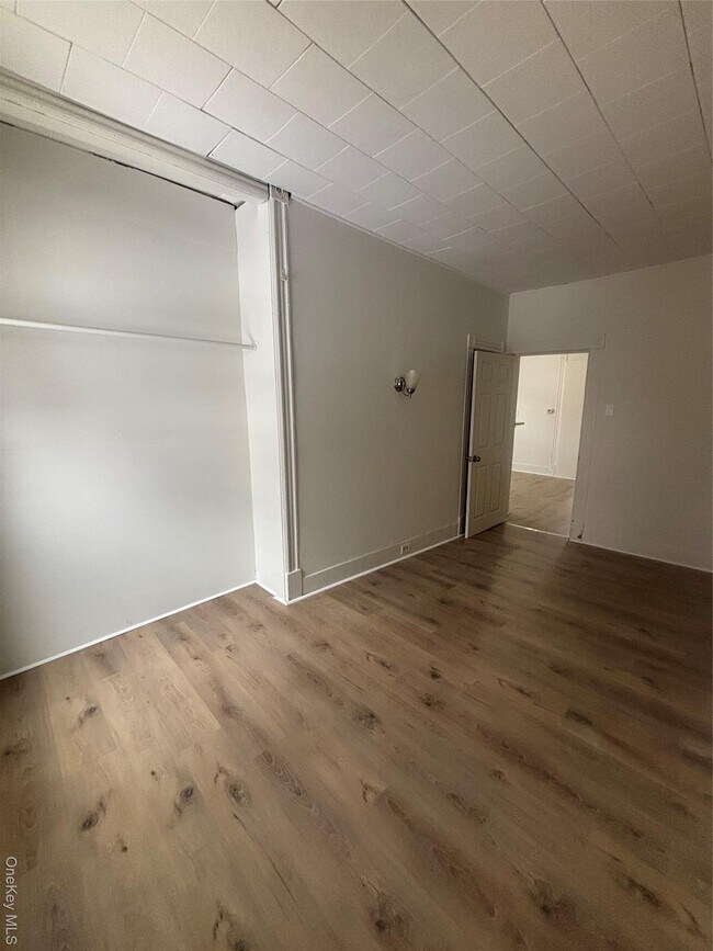 Building Photo - 147 Downs St