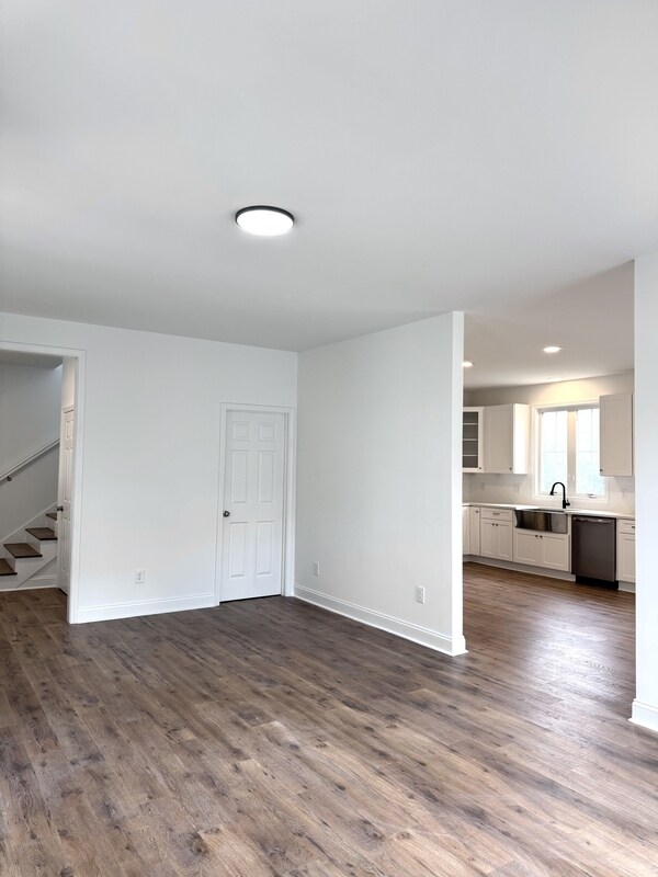 Building Photo - 427 Lakeland St