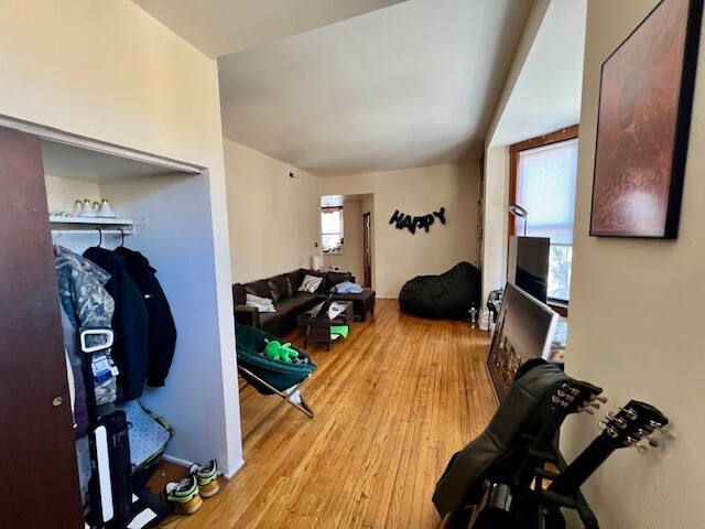 2845-3 Living Room - 2850 N. Clark Street Apartments