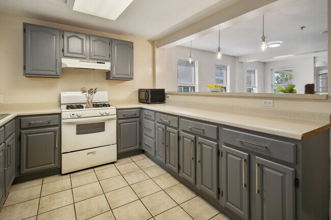 Primary Photo - 213-215 Columbia St