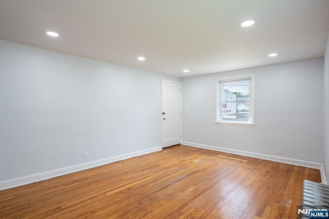 Building Photo - 18 7th St