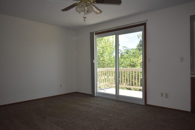 Building Photo - GREAT 3 BEDROOM/2 BATHROOM TOWNHOME WITH NEW PAINT & FLOORING. AVAILABLE 5/23.