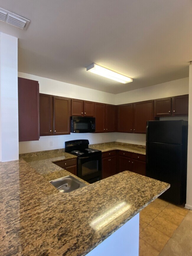Kitchen - 511 Village Lake Ct