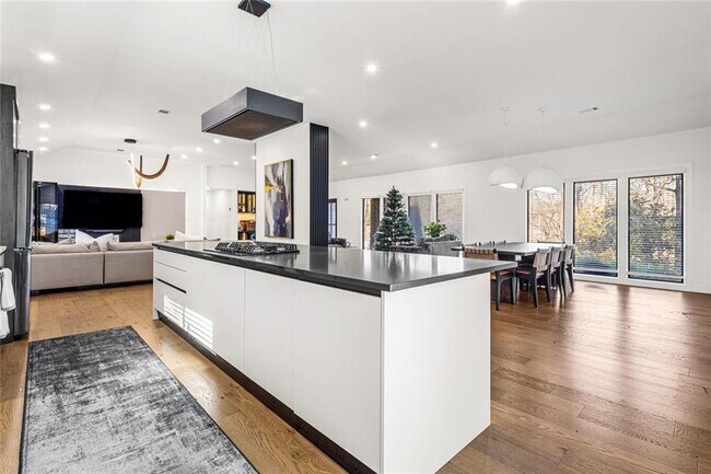 Building Photo - 915 Lost Forest Dr NW