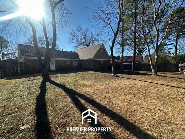 Building Photo - 6764 Henredon Dr