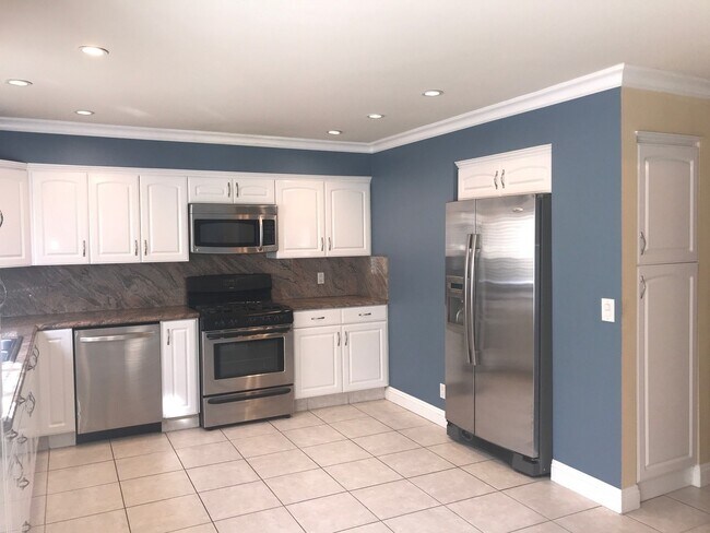 Building Photo - Beautiful and spacious multilevel townhouse in model home condition