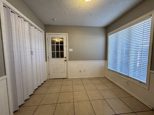 Building Photo - Duplex Located Minutes From Shopping, Entertainment & Restaurants!