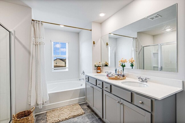 Building Photo - Like New - First Class Amenities