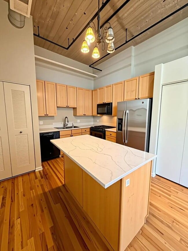 Building Photo - 758 N Larrabee St