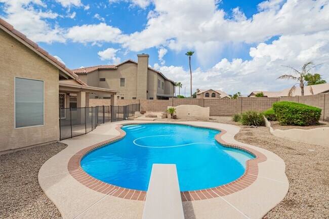 Building Photo - New Listing in Avondale