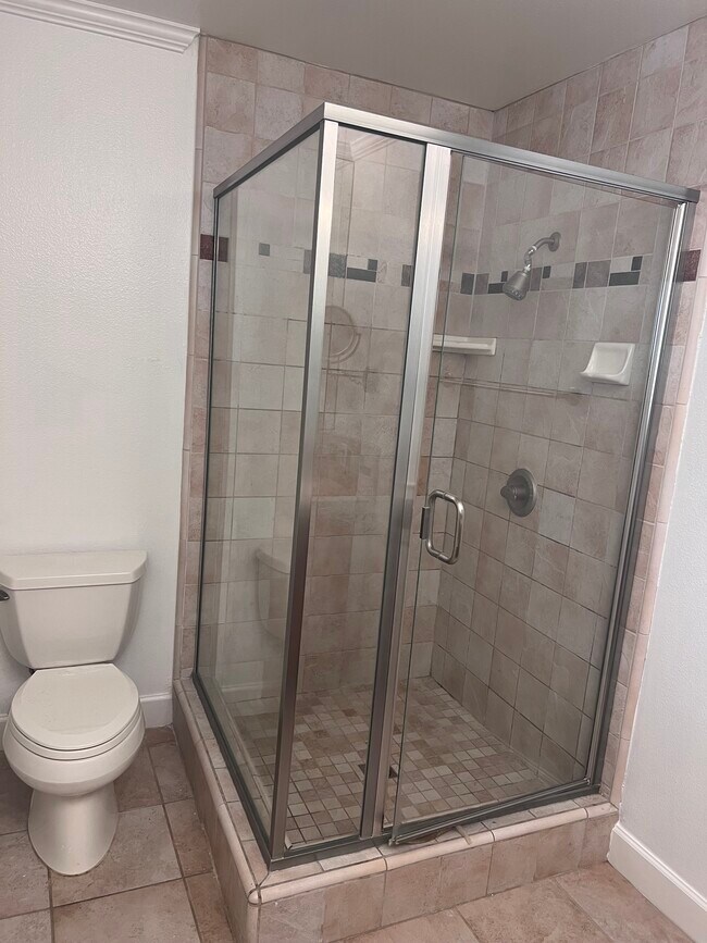 en-suite bathroom 1 - 14907 Moorpark St