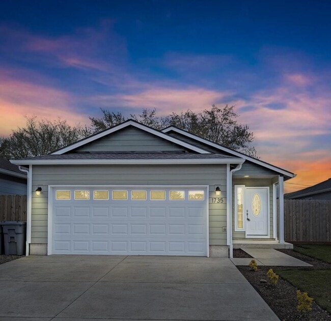 Building Photo - 1735 SE Jefferson St