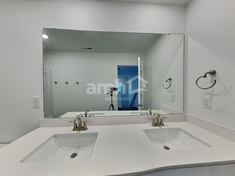 Building Photo - 1144 Livengood Wy