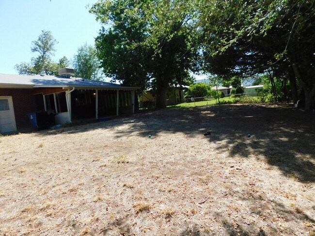 Building Photo - Spacious in the Redlands