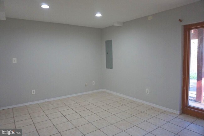 Building Photo - 19 Shady Spring Pl