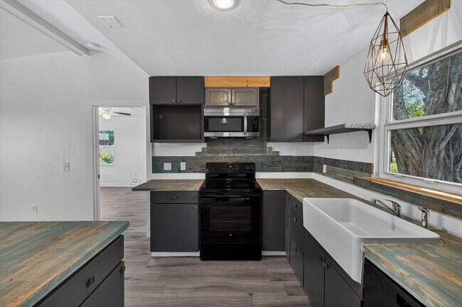 Building Photo - 117 NE 8th St