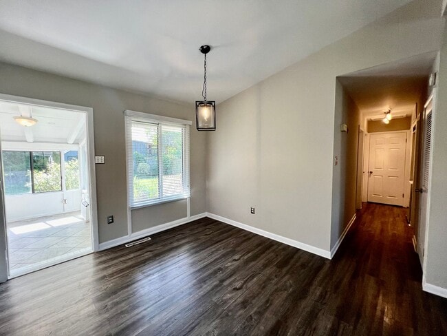 Building Photo - 3-Bedroom Home In Laurel Manor - Fenced Ba...