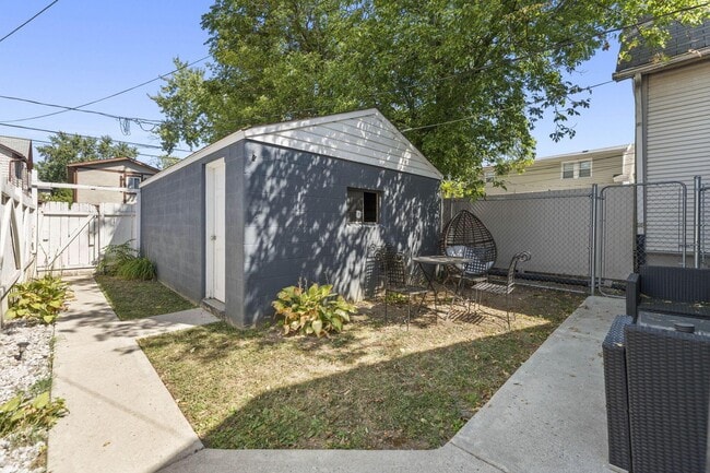 Building Photo - 422 E Whittier St