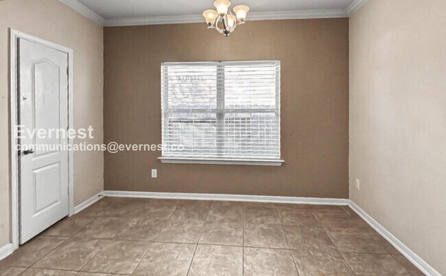 Building Photo - 3 Bed, 2 Bath Home with Fenced Yard & Garage / Pet-Friendly / Available Now!