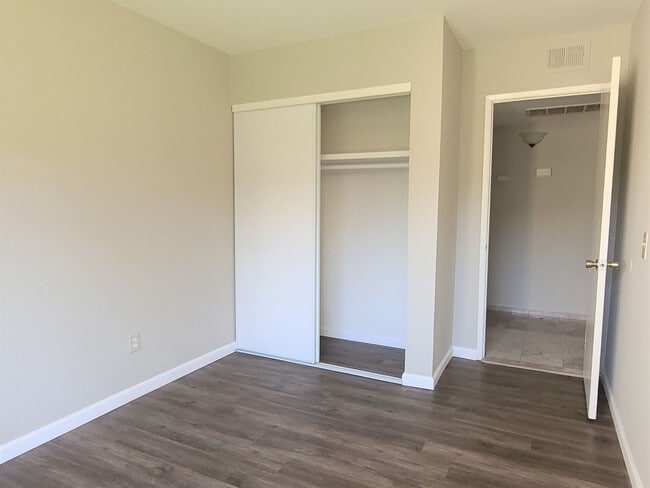 Building Photo - 475 N Midway Dr