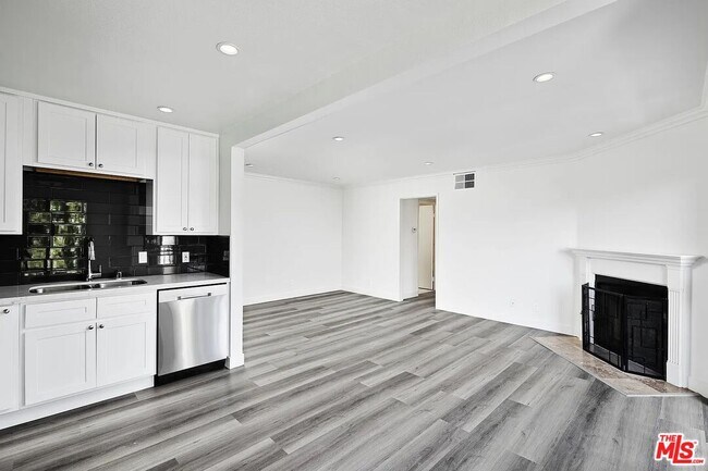 Building Photo - 909 Croft Ave