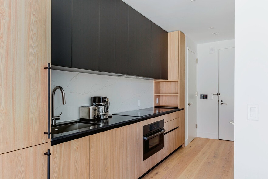Building Photo - 312 W 43rd St