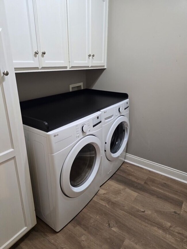 Building Photo - 3 bed 2 bath