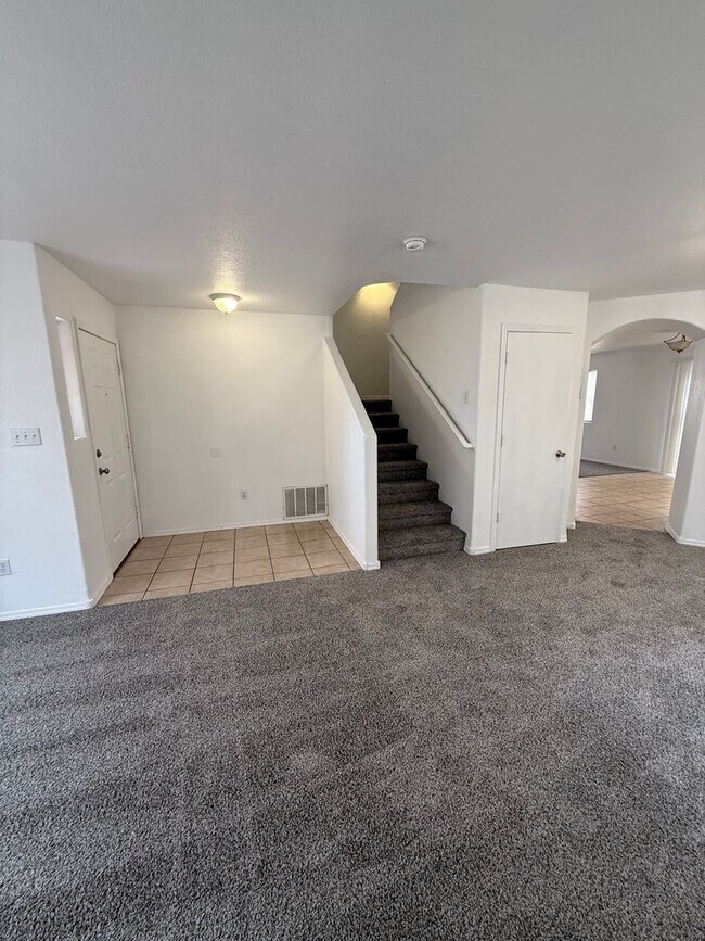 Building Photo - Spacious 5-Bedroom Home with 2 Living Areas – 2,270 Sq Ft Near Porter Dr.