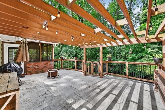 Building Photo - 4100 Shawnee Ln NE