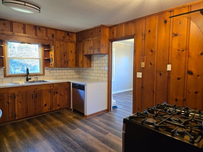 Building Photo - 24 Pine Cir