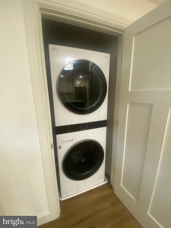 Building Photo - 1087 Mt Tom Rd