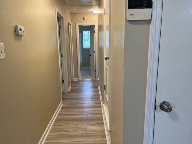 Building Photo - Recently Updated Three Bedroom House in Po...