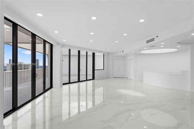 Building Photo - 2000 Island Blvd