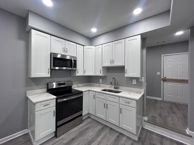 Building Photo - 2 Bedroom PLUS DEN