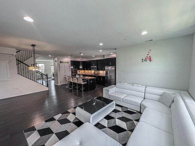 Building Photo - Stunning and Spacious 3 Bed, 2.5 Bath End-...