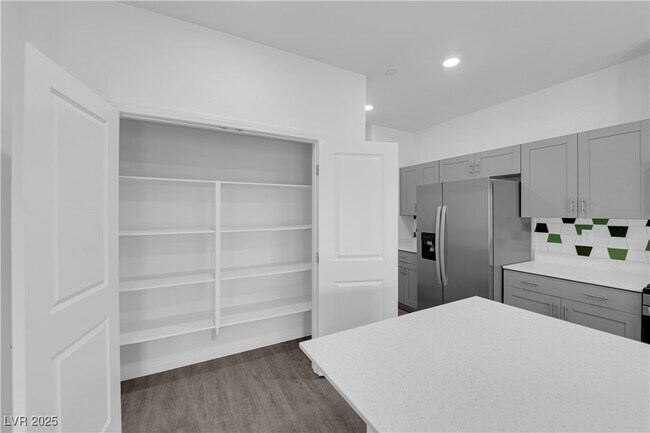 Building Photo - 4747 Bluebird Clfs Ave