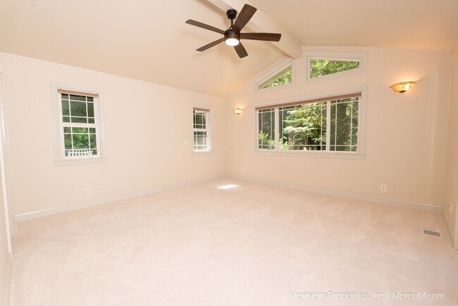 Building Photo - Updated and spacious 3 bedroom house on ov...