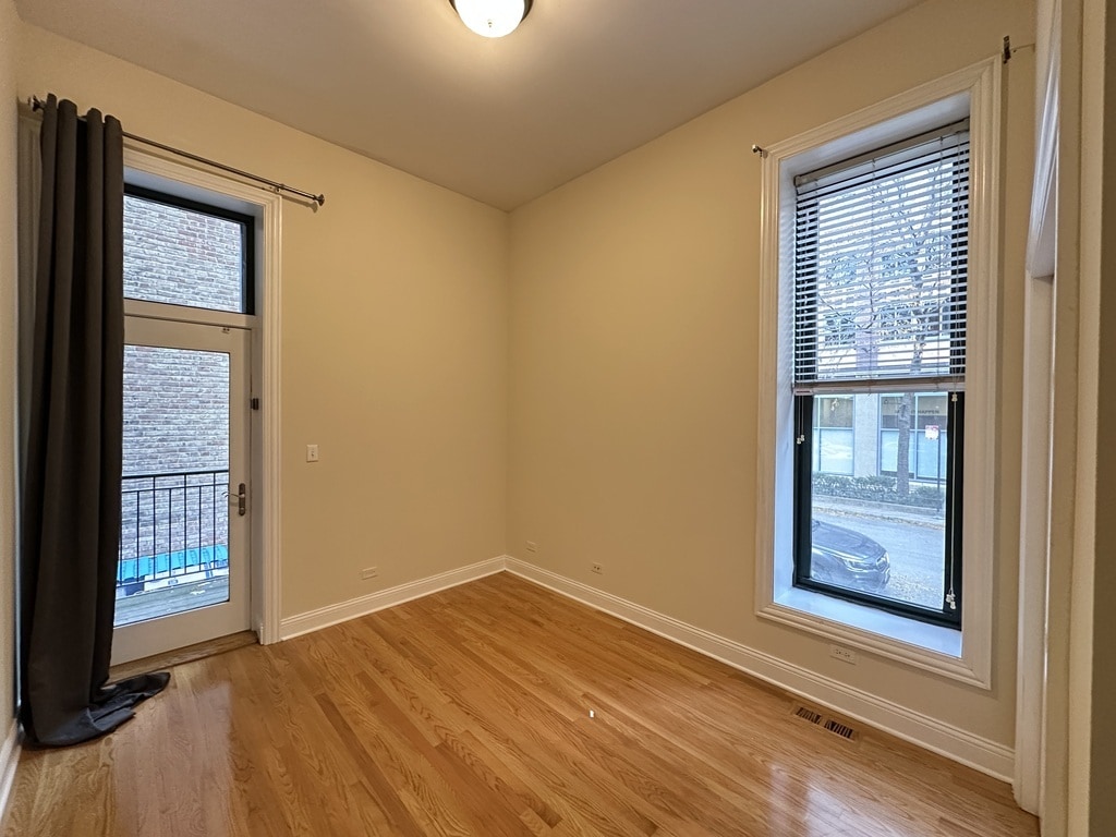 Building Photo - 851 N La Salle Dr