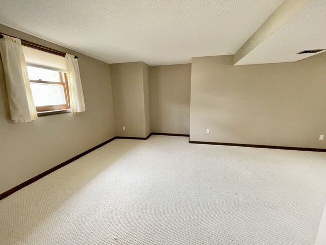 Building Photo - 105 Colony Dr