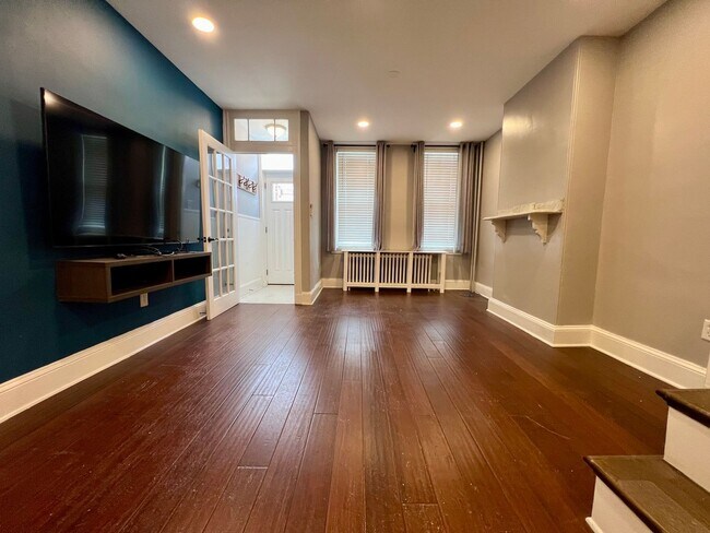 Building Photo - Stunning 4-Bedroom Townhome in the Heart of Fishtown! Available NOW!
