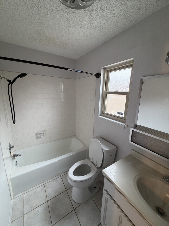 Building Photo - 2706 Park Dr