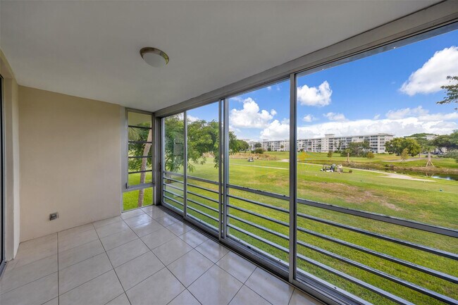 Building Photo - 2601 S Palm Aire Dr