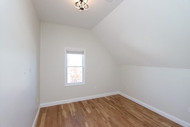 Building Photo - 14-16-16 Harriet St