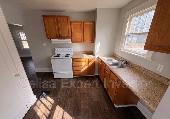 Building Photo - 227 W Darrow Ave