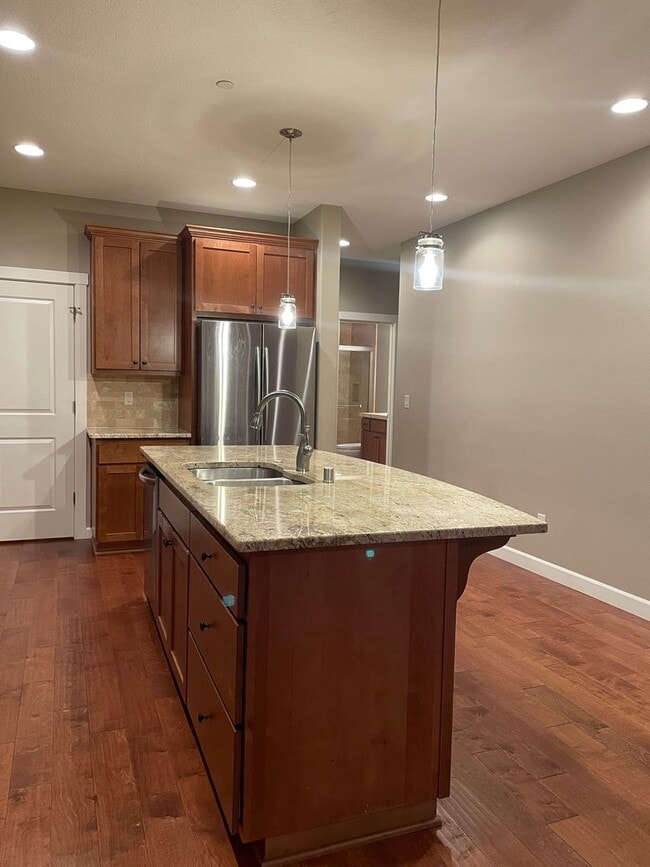 Building Photo - BEAUTIFUL LUXURY Style Townhouse with a gorgeous VIEW! Gated community in Camas! Top Rated Schools!